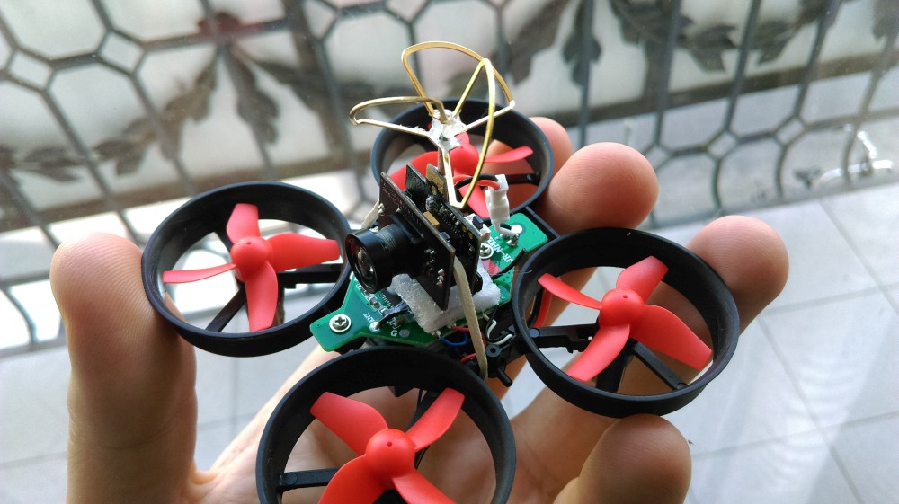 Miniaturowe drony FPV: dlaczego warto zacząć przygodę od modeli typu Whoop