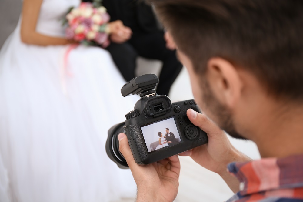 Jak wybrać fotografa na wesele – na co zwrócić uwagę